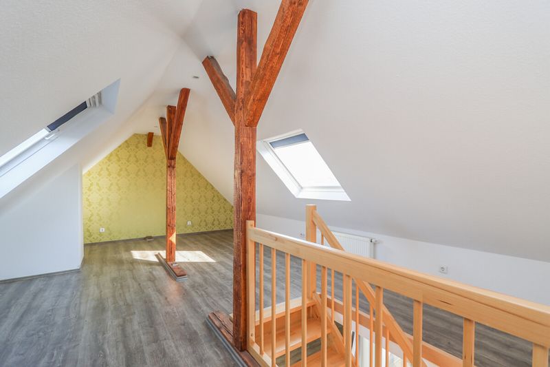 Charmante Maisonettewohnung mit modernem Wohnkomfort, Balkon und Garage in Glehn